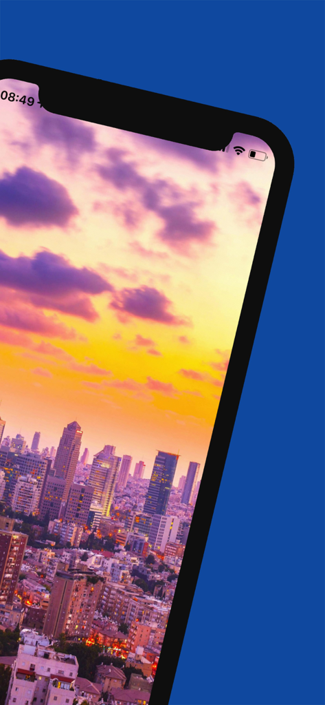 스마트폰 화면에 텔아비브 도시의 아름다운 해질녘 풍경이 보입니다.