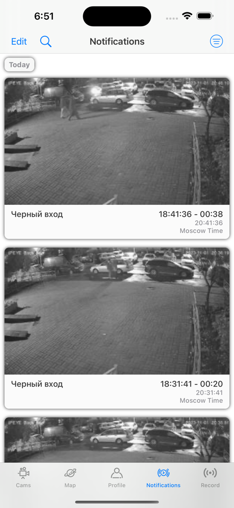 IPEYE CCTV - IPEYE CCTV 앱의 알림 화면에 보안 카메라의 비디오 썸네일과 함께 모션 감지 알림 목록이 표시됨
