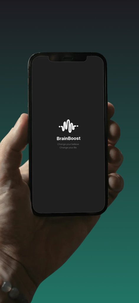 BrainBoost - BrainBoostアプリのスプラッシュスクリーンとロゴを表示するスマートフォンを持つ手