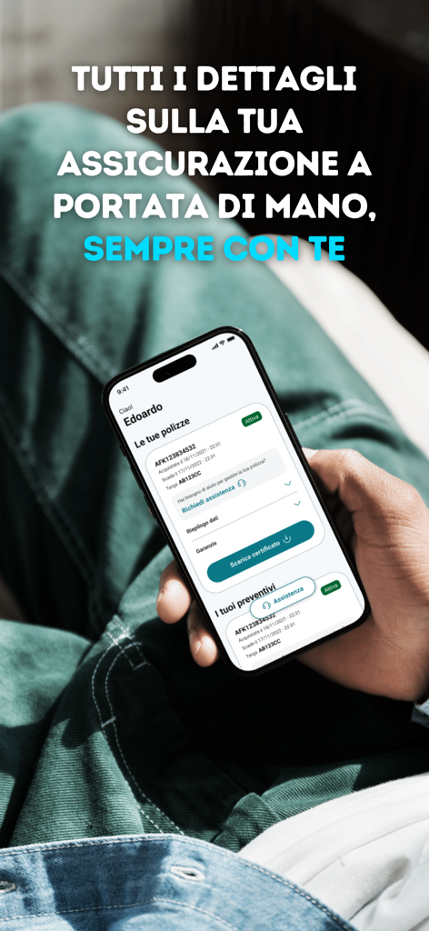 Uma pessoa segurando um smartphone exibindo detalhes da apólice de seguro de carro no aplicativo Drive Connexa