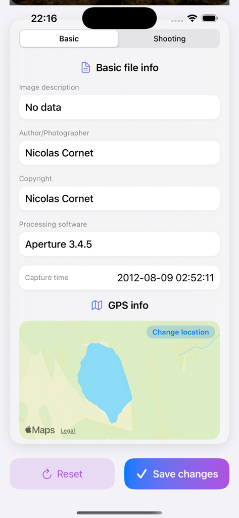 Photo EXIF Edit & Metadata - Interfaz móvil para editar metadatos de fotos, incluyendo nombre de autor, información de derechos de autor y mapa de ubicación GPS.
