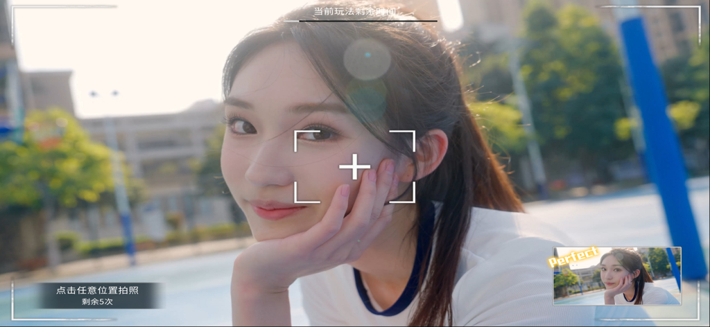 Love of Mobius - Uma visão em primeira pessoa do minijogo de fotografia em Love of Mobius com uma heroína sorrindo através do visor de uma câmera