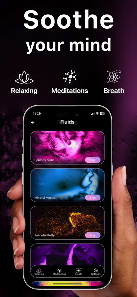 Una mano sosteniendo un teléfono inteligente que muestra la interfaz de la aplicación Triple A HD con opciones de simulación de fluidos coloridos como Serenity Slime y Peaceful Putty bajo el encabezado Calma tu mente
