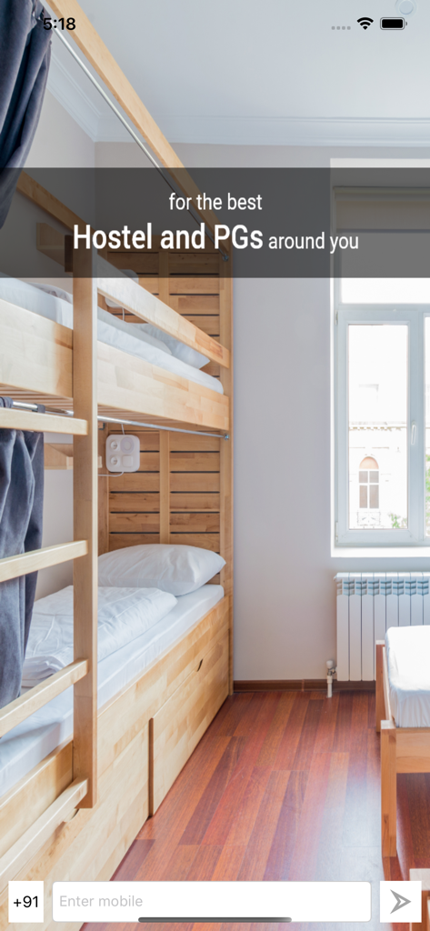 Interfaccia dell'app PGO che mostra una stanza con letti a castello in legno e testo per trovare i migliori ostelli e PG