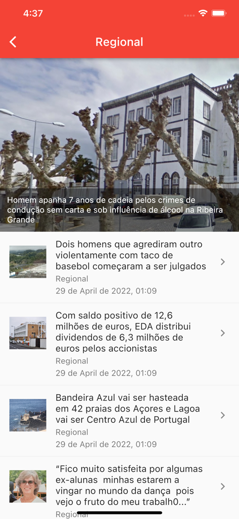 Correio dos Açores - Captura de ecrã da secção de notícias regionais na aplicação móvel Correio dos Açores, mostrando manchetes e artigos locais.