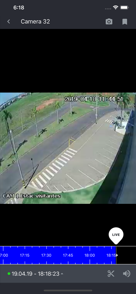 Flussonic Watcher - 駐車場とビデオ再生タイムラインのライブセキュリティカメラフィードを表示するFlussonic Watcherアプリのインターフェイス。