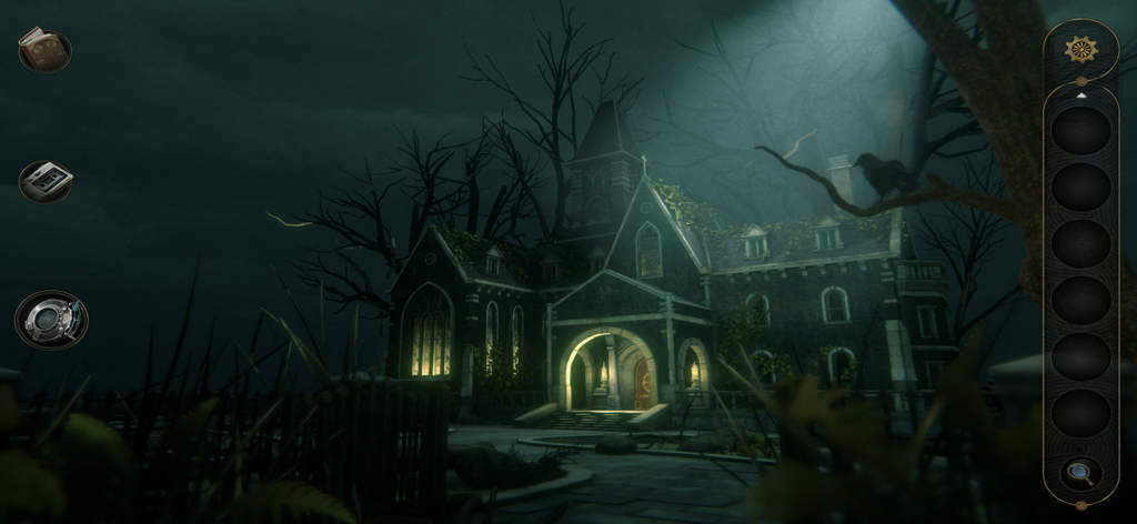 3D Escape Room : Mystic Manor - Vista exterior de la espeluznante Mystic Manor por la noche con un cuervo posado en una rama.