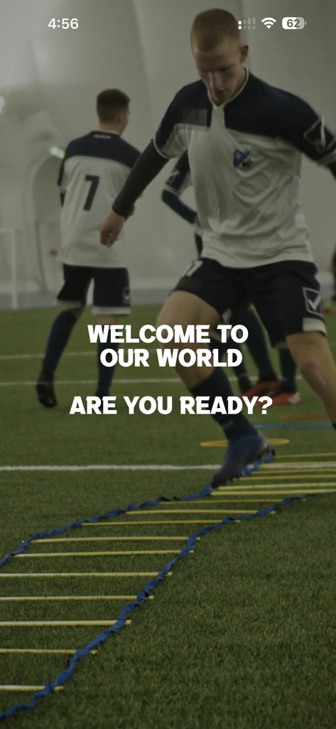 Un jugador de fútbol practicando ejercicios de agilidad con una escalera sobre césped artificial