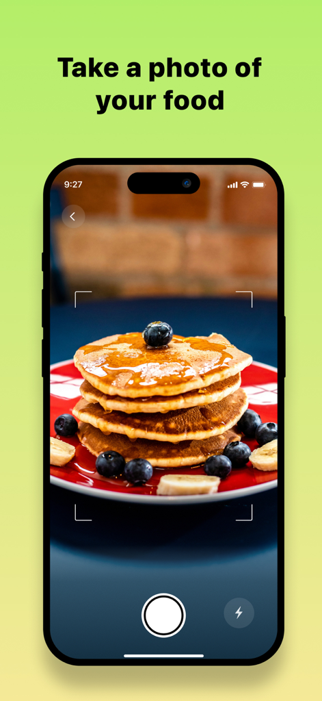 Fitly - Nutrition Planning - Smartphone mostrando la interfaz de la cámara de la aplicación Fitly identificando un plato de tortitas y fruta.