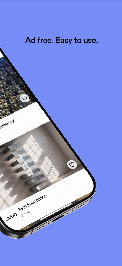 Uno schermo di telefono cellulare che mostra l'interfaccia dell'app Bloomberg Connects con elenchi di musei e lo slogan Senza pubblicità Facile da usare