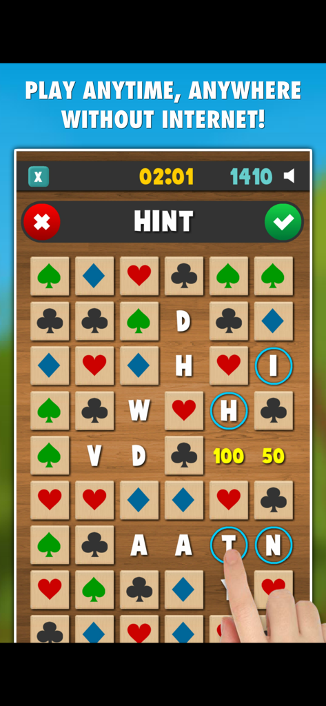 Word Crush PROのゲームプレイ画面。木製のタイルとトランプのスートのシンボルを使ったワードサーチパズルを表示。