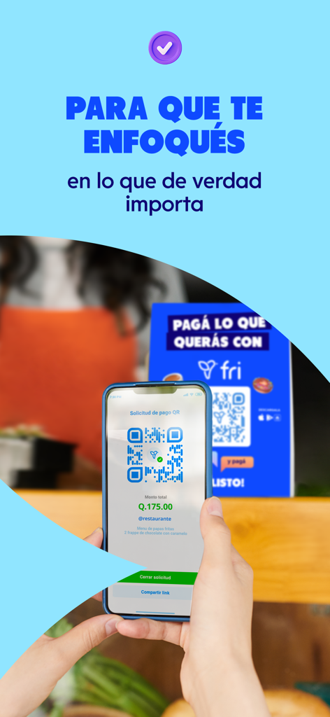 fri Negocios - Dueño de negocio usando la app fri Negocios para mostrar un código QR para una transacción de pago móvil en un smartphone.