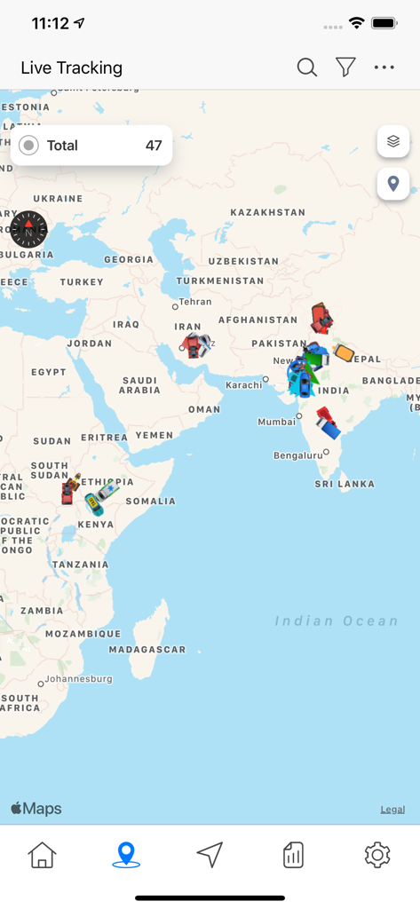 La interfaz de la aplicación Auto Track PRO que muestra un mapa en vivo con marcadores de ubicación en tiempo real para varios vehículos rastreados.