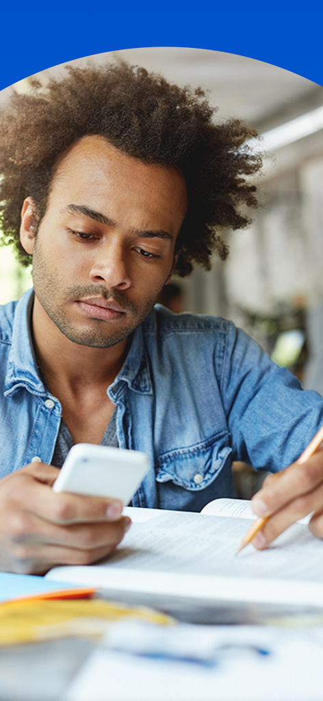 Ein Student benutzt ein Smartphone, um beim Lernen handschriftliche Notizen zu digitalisieren.