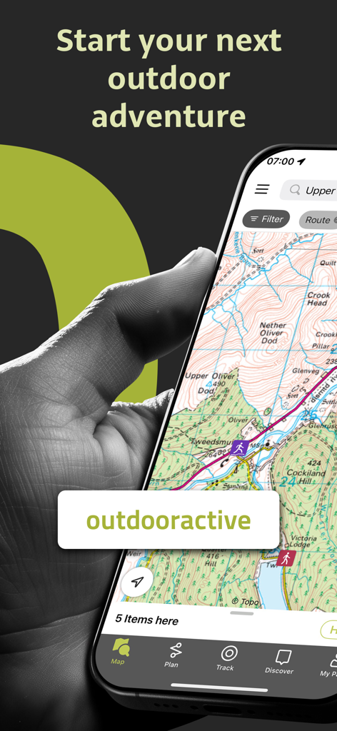 Outdooractive - Mão segurando um telefone com o aplicativo Outdooractive mostrando um mapa topográfico para aventuras ao ar livre.