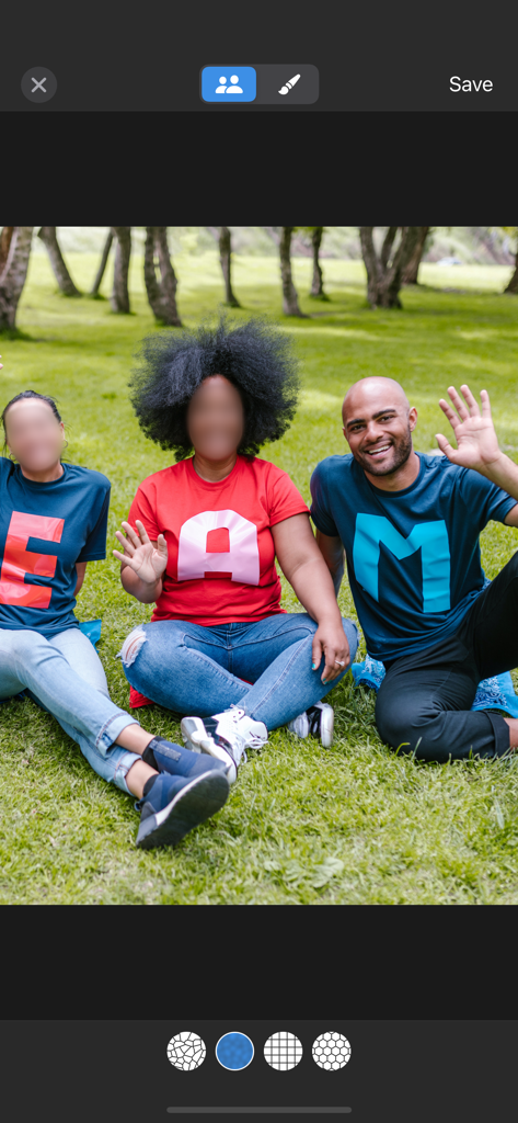 Uma interface móvel do aplicativo BlurFace mostrando uma foto em grupo em um parque onde dois indivíduos têm seus rostos borrados por privacidade, enquanto um permanece visível.
