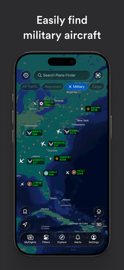 Um smartphone exibindo o aplicativo Plane Finder com um filtro ativo para rastrear aeronaves militares sobre o leste dos Estados Unidos