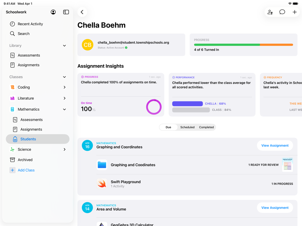 Schoolworkアプリの生徒プロフィールビュー。課題の進捗状況とパフォーマンスの洞察を表示。