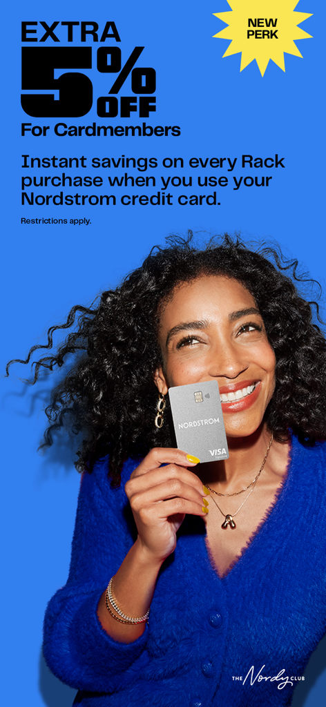 Uma mulher segurando um cartão de crédito Nordstrom com uma oferta promocional de cinco por cento de desconto para membros do cartão
