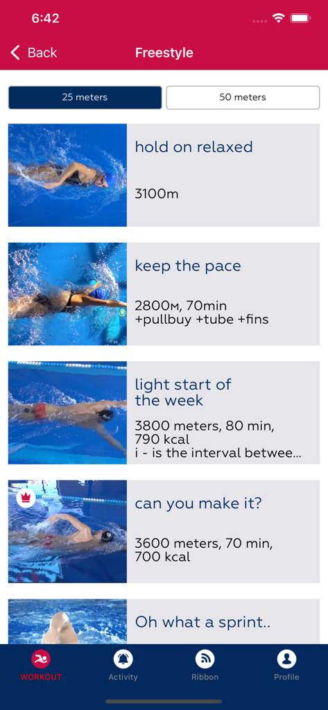 Interfaz de la aplicación SwimTraining que muestra una lista de entrenamientos de natación de estilo libre con registro de distancia y calorías