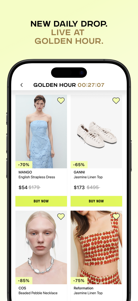Interface d'une application mobile montrant des articles de mode à prix réduit de Mango et Reformation lors d'un événement de vente Golden Hour.