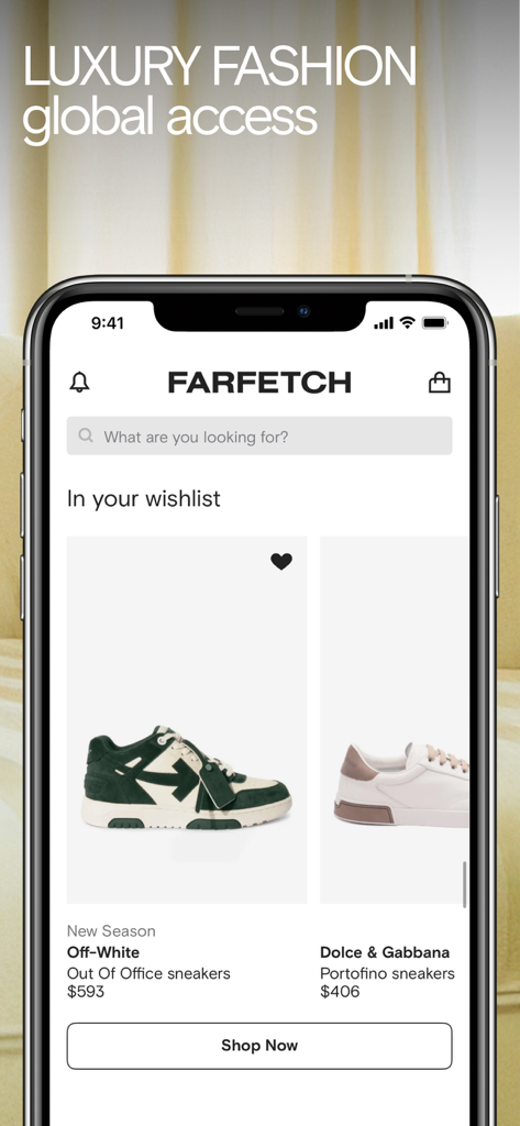 iPhone-Bildschirm zeigt die Farfetch-App-Wunschliste mit Designer-Sneakern von Off-White und Dolce and Gabbana