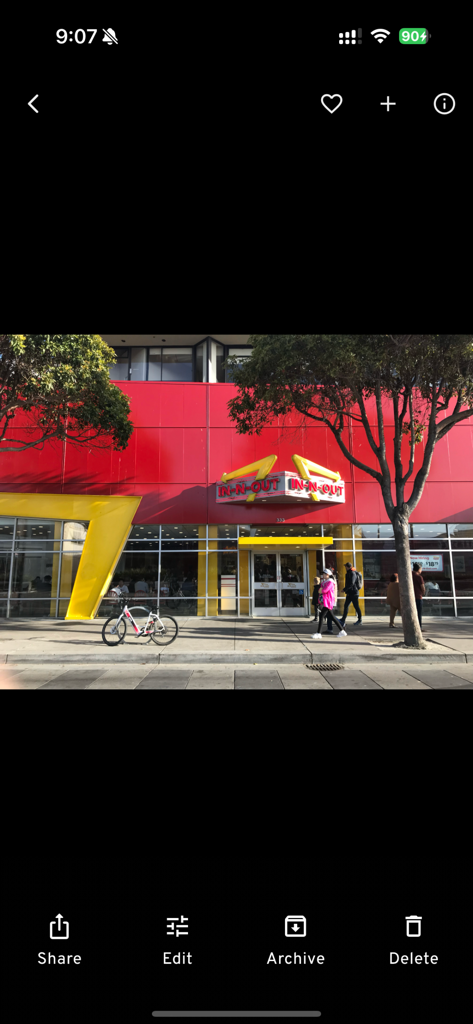 Immich - Interfaz del visor de fotos de la aplicación Immich que muestra una foto de un restaurante con opciones de gestión como compartir, editar, archivar y eliminar.