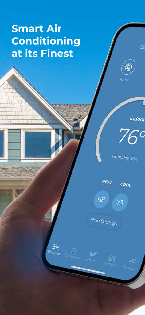 Cielo Home - Una persona sosteniendo un smartphone que muestra la interfaz de la aplicación Cielo Home para el control inteligente del aire acondicionado con una casa suburbana de fondo