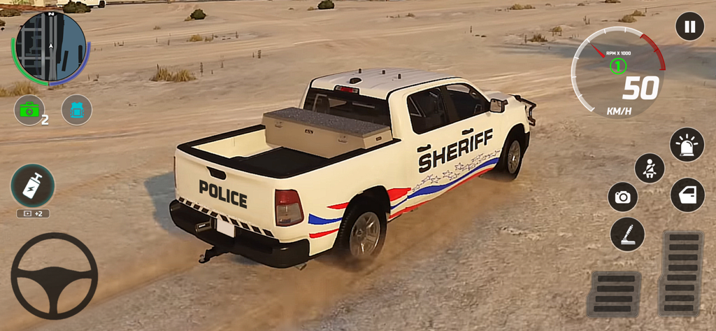Una camioneta pickup policial blanca con distintivos de sheriff conduciendo por un camino de tierra en un juego de simulación del desierto.