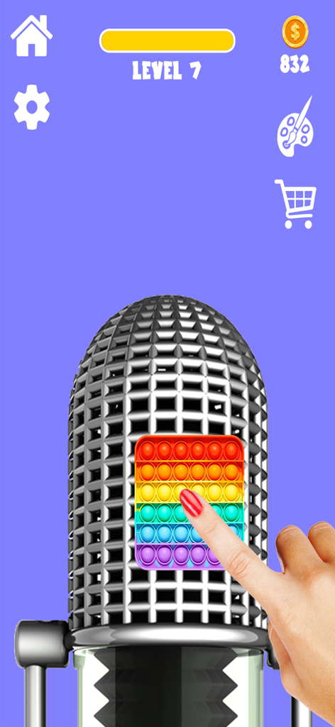 편안한 ASMR 게임에서 빈티지 마이크 위에서 무지개색 팝잇 장난감을 누르는 손