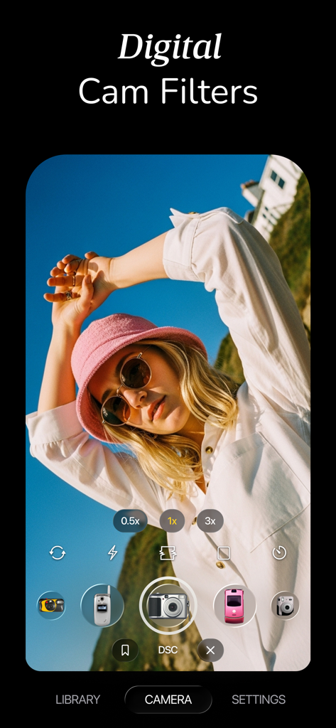Kamera-Interface der radcam-App mit digitalen Kamerafiltern und einem Foto einer Frau mit rosa Hut im Retro-Stil