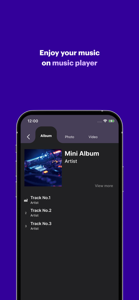 Smart Music Card - Smart Music Cardアプリのミュージックプレイヤーにアルバムのトラックリストが表示されています。