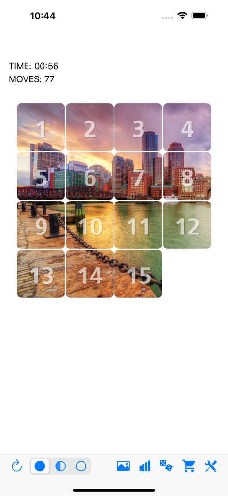 Fifteen sliding tiles puzzle - Juego del Rompecabezas de quince deslizantes con baldosas numeradas que forman un horizonte urbano de fondo.