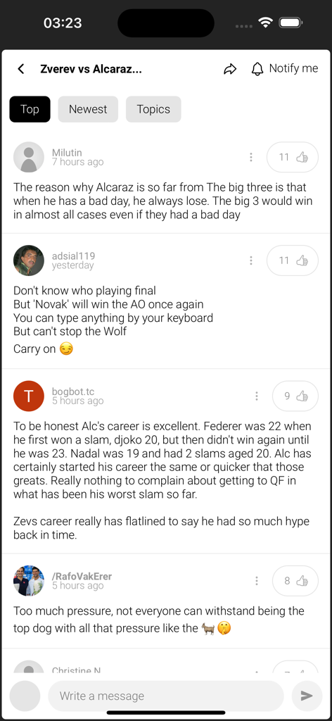 Un forum communautaire dans l'application Tennis Temple où les fans discutent des joueurs et des matchs de tennis professionnels.