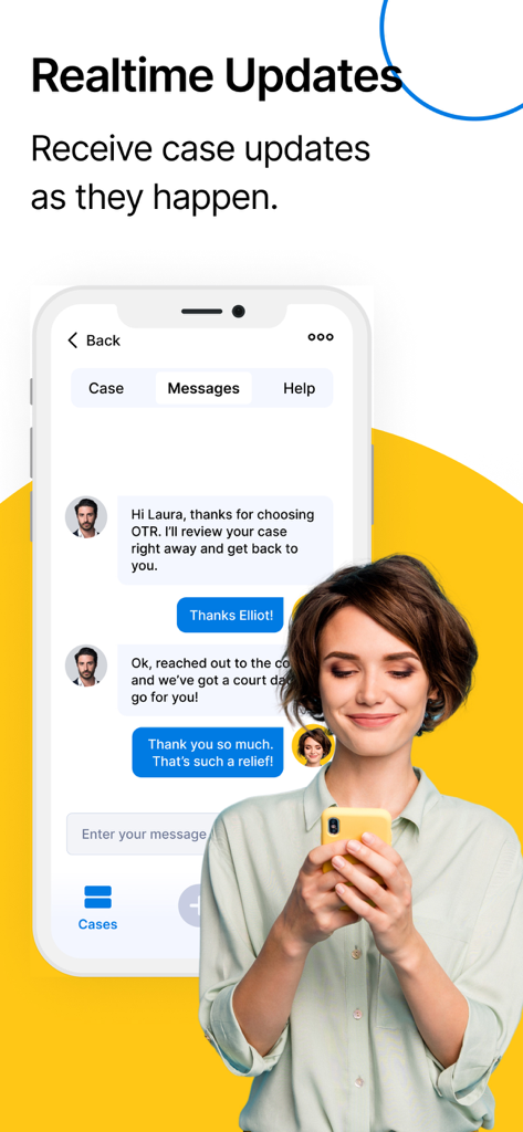 Off The Record: Ticket Lawyer - 弁護士からのチャットインターフェースを介したリアルタイムのケース更新を受信するためにOff The Recordアプリを使用している女性