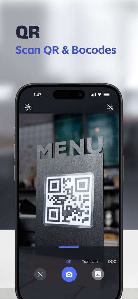 Power Scan-PDF Scanner - Un iPhone escaneando un código QR en el menú de un restaurante usando la aplicación Power Scan