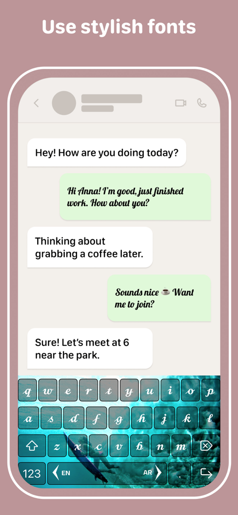 Keyboard+ Fonts & Themes - Una pantalla de smartphone mostrando fuentes elegantes en un chat y un teclado personalizado con un fondo temático del océano.