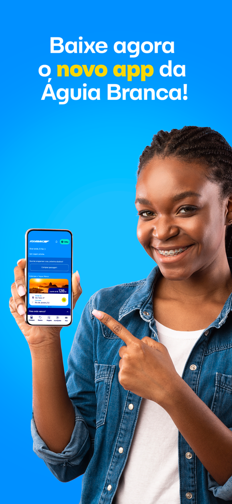 Águia Branca Passagens - Una donna sorride mentre indica l'app di biglietti dell'autobus Aguia Branca sul suo smartphone