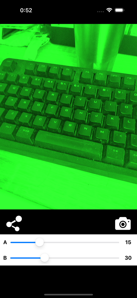 Night vision style camera - Um teclado de computador visto através de um filtro de câmera estilo visão noturna verde