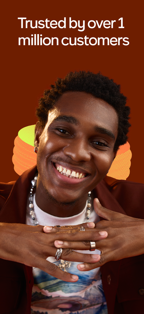 Cowrywise: Save & Invest Money - Cowrywise 금융 앱의 백만 명 이상의 신뢰할 수 있는 고객을 나타내는 미소 짓는 젊은 남성