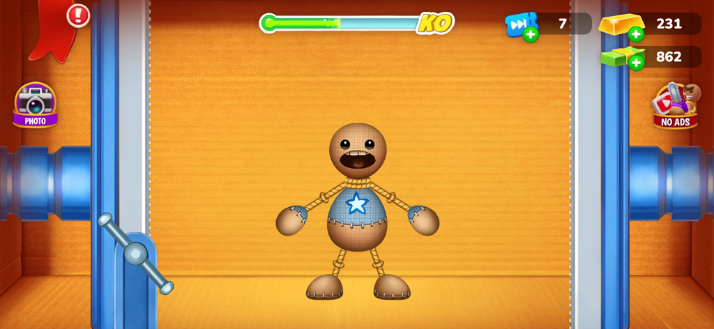 El personaje de muñeco de trapo Buddy de pie dentro de una caja de cartón en la interfaz del juego Kick the Buddy