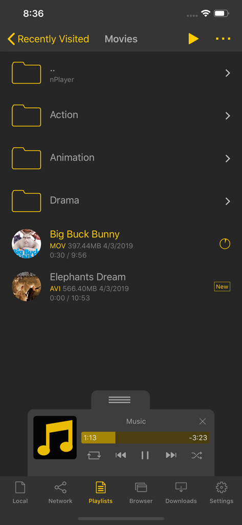 nPlayer Plus - nPlayer Plusのメディアライブラリインターフェース。映画フォルダとミニミュージックプレーヤーコントロールパネルが表示されています。