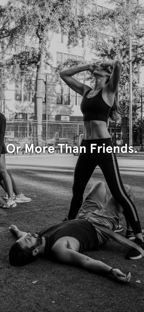ateam - Uma foto em preto e branco de um casal em forma se exercitando com a legenda Ou Mais Que Amigos