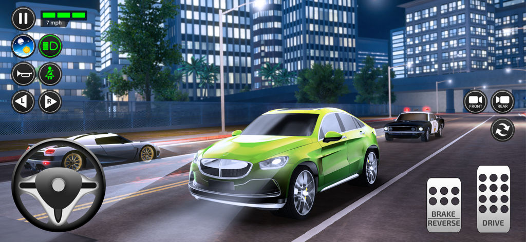 Driving Academy: Car Games - Un SUV verde conduciendo por una ciudad realista de noche en el simulador de coches Driving Academy.