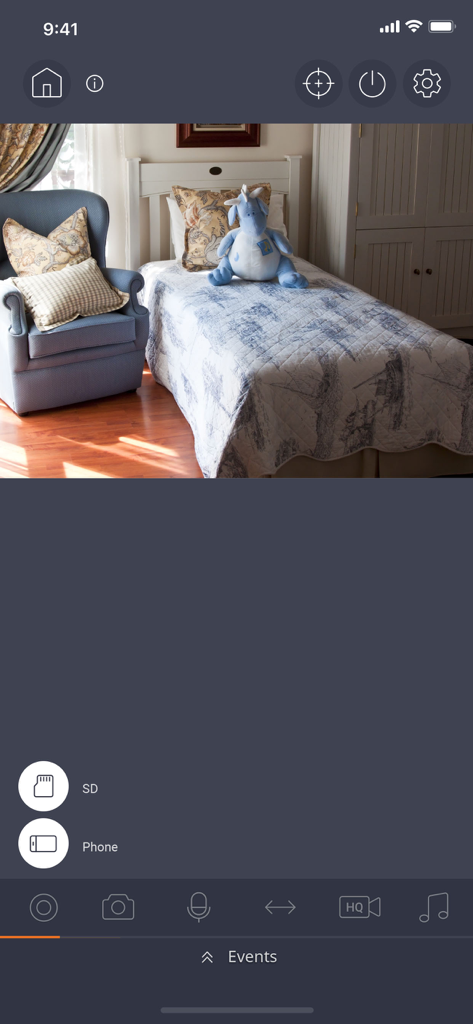 Die Wisenet SmartCam App-Oberfläche zeigt einen Live-Video-Feed eines Kinderzimmers zur Fernüberwachung des Hauses.