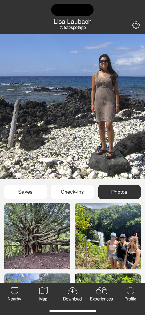 여행자 사진 및 여행 체크인을 특징으로 하는 마우이 오프라인 섬 가이드 앱의 사용자 프로필 인터페이스