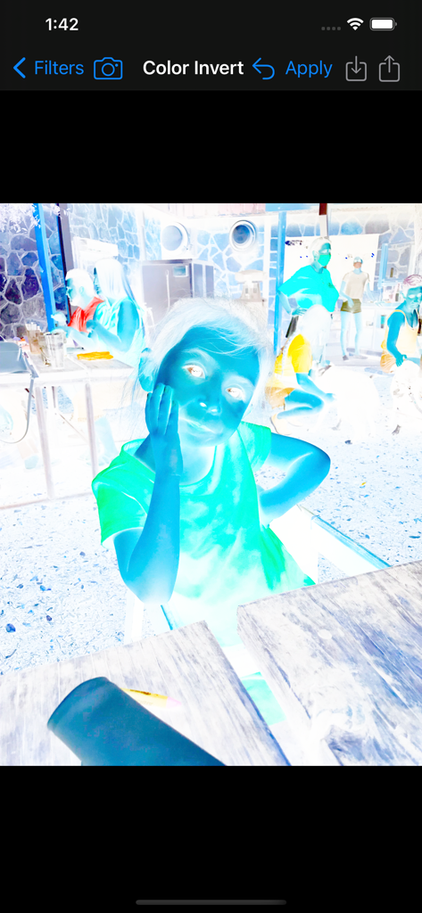 Uno screenshot dell'app Strumento Editor Foto con Filtri Immagine che mostra un ritratto di una ragazza con un filtro di inversione colore applicato.