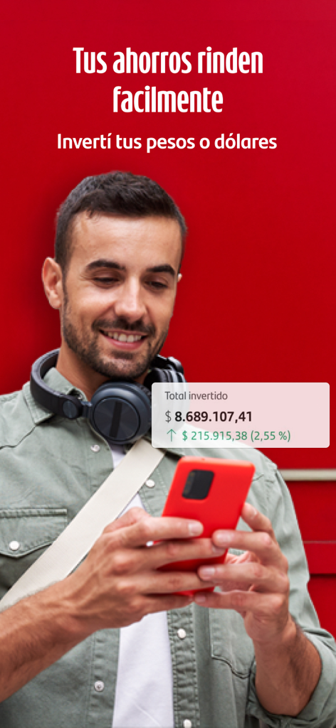 Un homme regardant son smartphone affichant le total de ses investissements dans l'application Santander Argentine