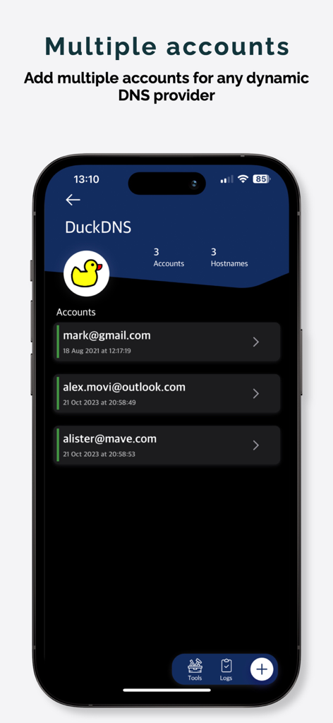 Pantalla de la aplicación móvil RealDNS que muestra tres cuentas diferentes gestionadas bajo el proveedor DuckDNS.