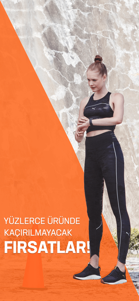 Instreet - 黒のアスレチックウェアを着た女性がInstreetアプリの特別ショッピングセールを強調。